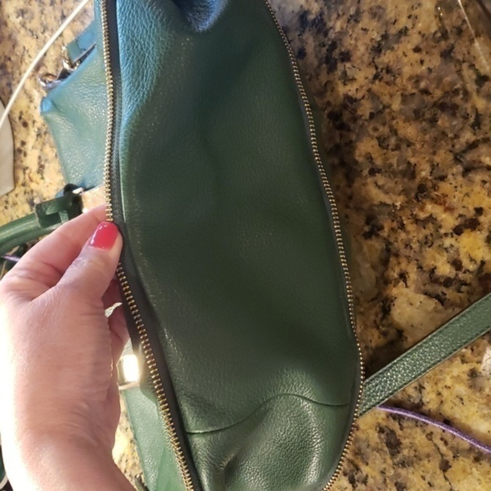 VINCE CAMUTO GREEN Leather Gold Zipper Trim Hardware‎ Purse Crossbody Strap - Picture 6 of 9